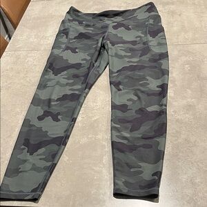 3 Old Navy Power Soft High Rise Leggings Go Dry 

GREEN IS 7/8 
CAMO FULL LENGTH
